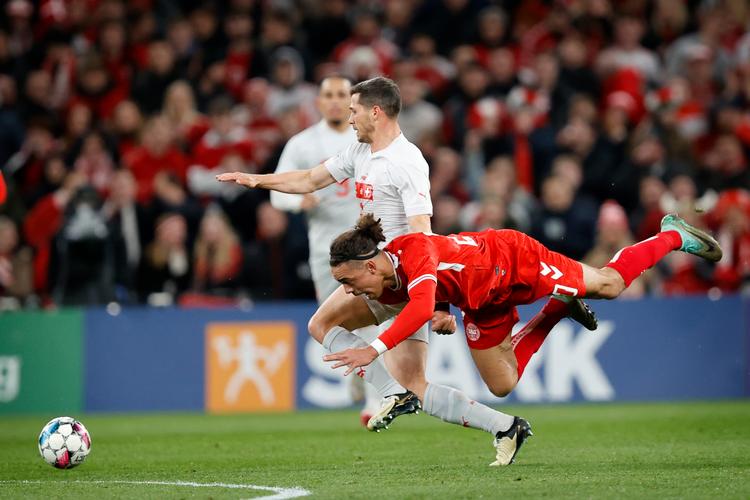 Årets første landskamp var langt mere intens, end den var køn. Foto: Jens Dresling
