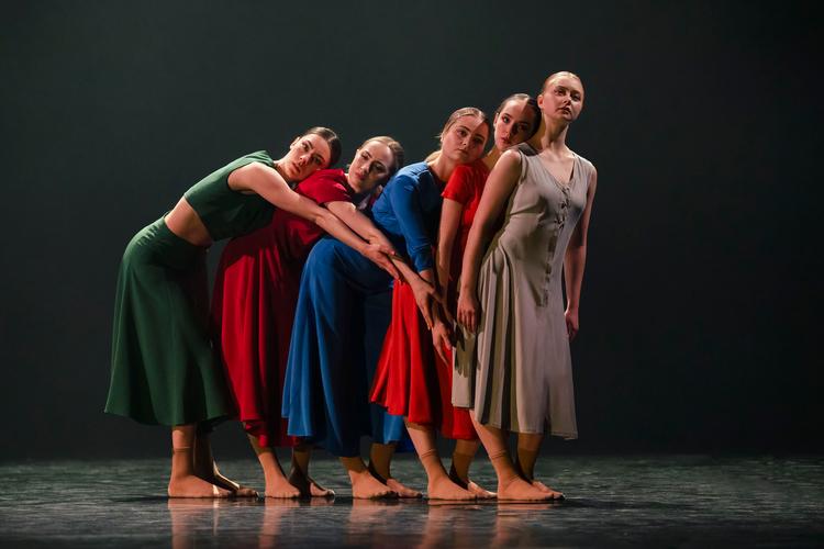 Alle er de ’Passengers of Passing Moments’ i Tara Schaufuss' åbningsværk. Livet pulserer igennem dem på vej videre. Et af tre bud på nye koreografier. Foto: Henrik Stenberg