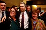 Simon Harris (i midten) blev søndag udpeget til ny formand for sit parti, Fine Gael, ved et konvent i Athlone. Dermed ventes han også at overtage premierministerposten efter forgængeren Leo Varadkar, der overraskende gik af tidligere på ugen. REUTERS/Clodagh Kilcoyne Foto: Clodagh Kilcoyne/Ritzau Scanpix