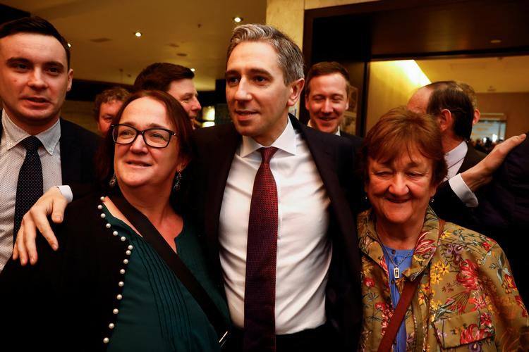 Simon Harris (i midten) blev søndag udpeget til ny formand for sit parti, Fine Gael, ved et konvent i Athlone. Dermed ventes han også at overtage premierministerposten efter forgængeren Leo Varadkar, der overraskende gik af tidligere på ugen. REUTERS/Clodagh Kilcoyne Foto: Clodagh Kilcoyne/Ritzau Scanpix