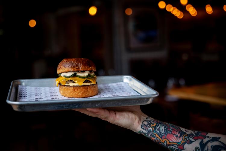 Vi spiser jo som bekendt (også) med øjnene, og visuelt er Camino Siestas griseburger et pragteksemplar ... lige til at pynte i dit instagramfeed. Foto: Mads Nissen