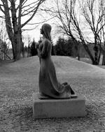 Lisbet Nypan blev dømt som heks og brændt på bålet i 1670. Statuen af hende blev rejst i 2005 i Leinstrand. Foto: Marte Aas