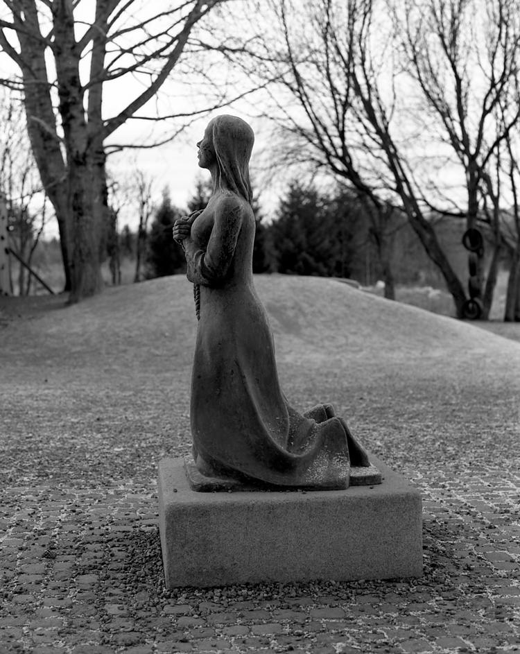 Lisbet Nypan blev dømt som heks og brændt på bålet i 1670. Statuen af hende blev rejst i 2005 i Leinstrand. Foto: Marte Aas