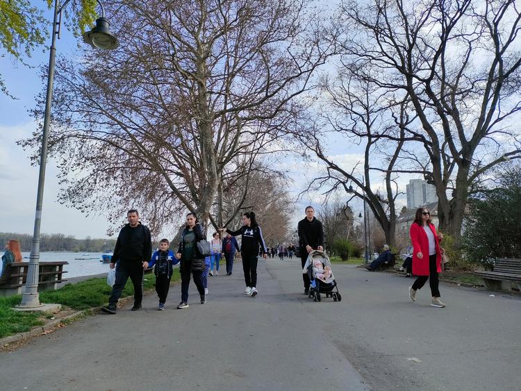 Når man krydser broen over Savafloden, kommer man til kvarteret Novi Beograd. Det summer af liv på promenaden langs flodbreden. Foto: Martin Bjørck 