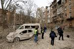 Borgmester i Kyiv opfordrer byens borgere til at søge ly. Ifølge myndighederne er en beboelsesejendom beskadiget, og rester af et missil er fundet i byen. Foto: Valentyn Ogirenko/Ritzau Scanpix
