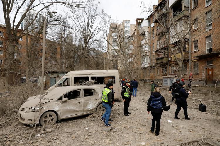 Borgmester i Kyiv opfordrer byens borgere til at søge ly. Ifølge myndighederne er en beboelsesejendom beskadiget, og rester af et missil er fundet i byen. Foto: Valentyn Ogirenko/Ritzau Scanpix