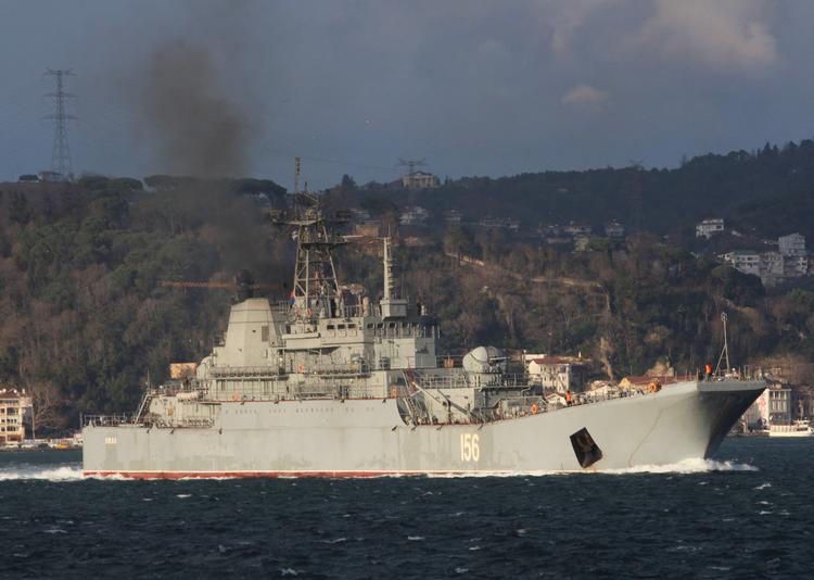 Det russiske landgangsfartøj 'Yamal' er et af de to russiske krigsskibe, Ukraine hævder at have ramt. Her lægger landgangsfartøjet fra havn i Istanbul i Tyrkiet i 2017. Foto: Yoruk Isik/Ritzau Scanpix