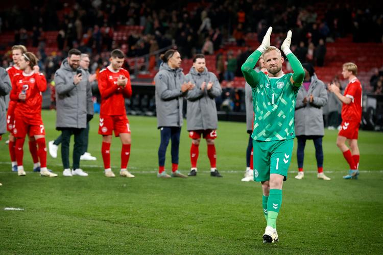 Kasper Schmeichel fejrede i lørdags sin landskamp nummer 100. Tirsdagens kamp bliver uden ham, da Anderlecht-spilleren, der var tiltænkt en plads på bænken, har en mindre overbelastningsskade.    Foto: Jens Dresling