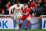 Efter i lørdags at have kæmpet med Ricardo Rodriguez og Schweiz skal Pierre-Emile Højbjerg tirsdag aften have styr på både et gult armbind og Færøerne, men overarmen ser ud til at kunne løfte opgaven med at blive anfører nummer 99 på det danske landshold.  Foto: Jens Dresling