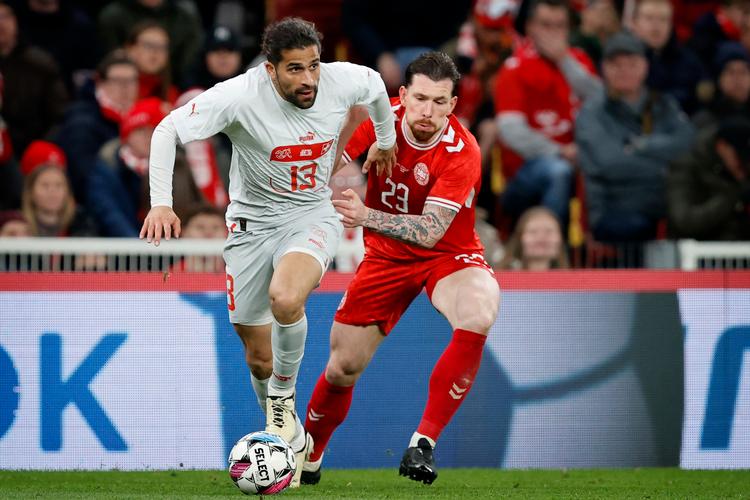 Efter i lørdags at have kæmpet med Ricardo Rodriguez og Schweiz skal Pierre-Emile Højbjerg tirsdag aften have styr på både et gult armbind og Færøerne, men overarmen ser ud til at kunne løfte opgaven med at blive anfører nummer 99 på det danske landshold.  Foto: Jens Dresling