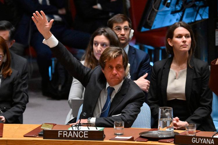 Nicolas de Riviere, der er Frankrigs ambassadør i FN, stemmer for resolutionen mandag, der kræver en øjeblikkelig våbenhvile og udleveringen af gidslerne i Gaza. Foto: Angela Weiss/Ritzau Scanpix
