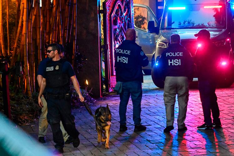 Amerikanske myndigheder ses her mandag foran Sean Combs' hjem i Miami i USA.  Foto: Giorgio Viera/Ritzau Scanpix