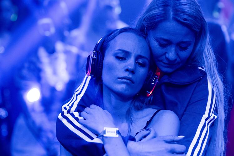 Trine Dyrholm og Flora Ofelia Hofmann Lindahl spiller mor og datter i Michael Noers cruiseskibsdrama 'Birthday Girl'. Foto: Heikki Leis/Nordisk Film