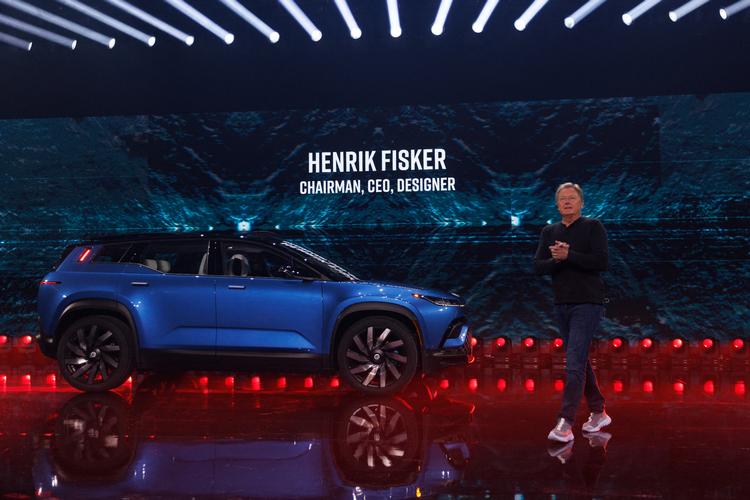 Henrik Fisker med sit flagskib, elbilen Ocean, da han præsenterede den ved Huntington Beach i Californien i august  2023. Nu har en ny investor sagt nej tak, og meget tyder på konkurs. Foto: Mike Blake/Ritzau Scanpix