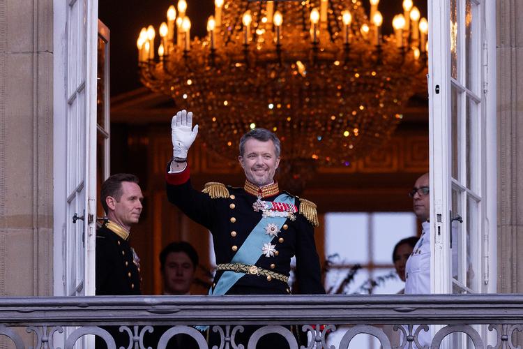 Kong Frederik X vinkede til folket fra balkonen, da han blev udråbt i januar. Indimellem havde han svært ved at holde tårerne tilbage.  Foto: Finn Frandsen