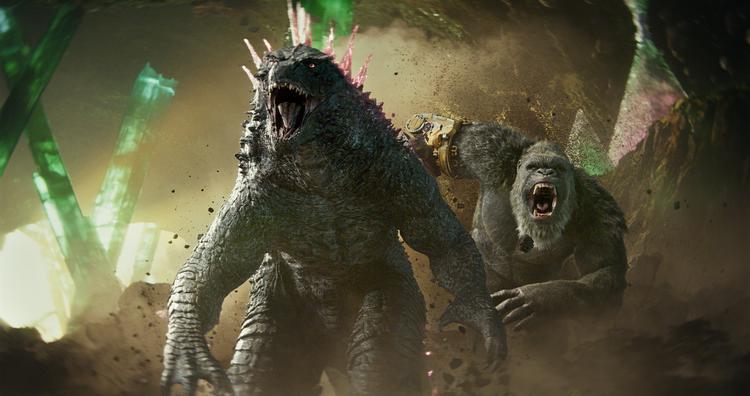 Et japansk monster og gode gamle King Kong, der nu bare hedder Kong, kæmper på livet løs i 'Godzilla x Kong: The New Empire'. Foto: Still/Warner Bros.