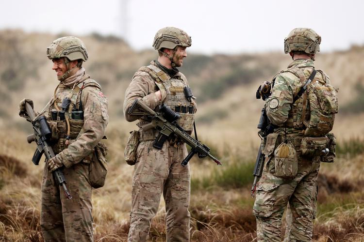 Hvad for en vej skal vi gå? Hvem bestemmer? Soldater er på øvelse i Oksbøl. Forsvaret har i alle led brug for klare kommandoveje, lyder det fra erfarne militærfolk.
Arkivfoto. Foto: Jens Dresling