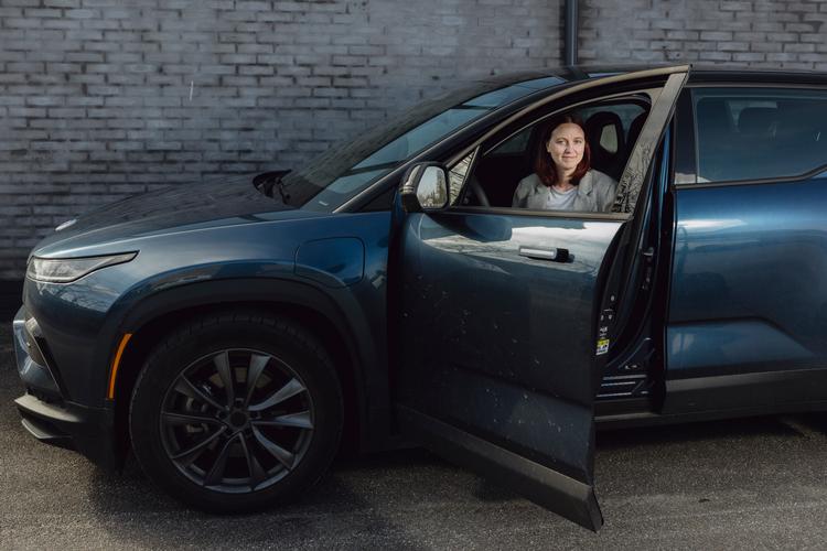 Gitte Wange Olrik ved godt, at det kan blive svært at få softwareopdateringer og reservedele, hvis Fisker lukker helt. Uanset hvad fortyder hun ikke, at hun købte en elbil fra den nu konkurstruede bilselskab Fisker. Foto: Benjamin Krog