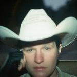 På omslaget optræder Adrianne Lenker med cowboyhat, men det er nu stadig folk snarere end country, der er i fokus, når hun er solo. Foto: PR