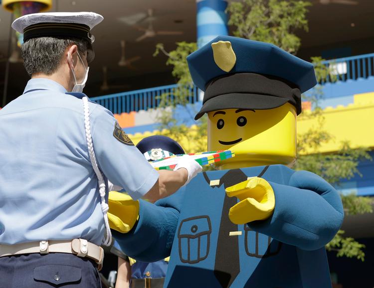 Lego ønsker ikke, at amerikansk politi bruger deres karakteristiske gule Lego-hoveder til at sløre mistænktes identitet på sociale medier. Foto: Uncredited/Ritzau Scanpix