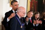 Daniel Kahnemann er både nobelprismodtager og verdenskendt forfatter. Her ses han i selskab med USA's tidligere præsident Barack Obama, hvor Kahneman blev tildelt en presidentiel fortjenestemedalje i 2013.  Foto: Larry Downing/Ritzau Scanpix