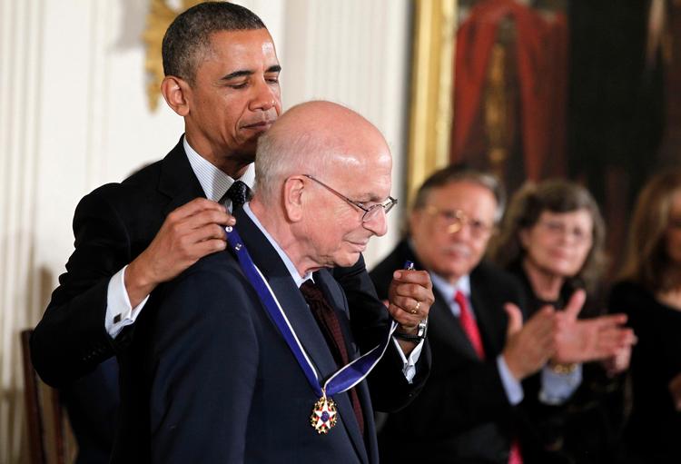 Daniel Kahnemann er både nobelprismodtager og verdenskendt forfatter. Her ses han i selskab med USA's tidligere præsident Barack Obama, hvor Kahneman blev tildelt en presidentiel fortjenestemedalje i 2013.  Foto: Larry Downing/Ritzau Scanpix