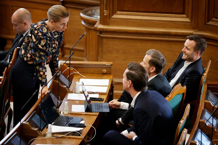 Arkivfoto. Statsminister Mette Frederiksen med Kaare Dybvad Bek, Peter Hummelgaard og Simon Kollerup (S). Foto: Jens Dresling