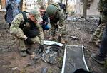 Politifolk undersøger fragmenter fra det, ukrainerne hævder, er en ny slags præcisionsbombe, efter at en beboelsesejendom i Kharkiv blev ramt i et russisk luftangreb, der kostede mindst én person livet og sårede 19 andre. Foto: Sergey Bobok/Ritzau Scanpix