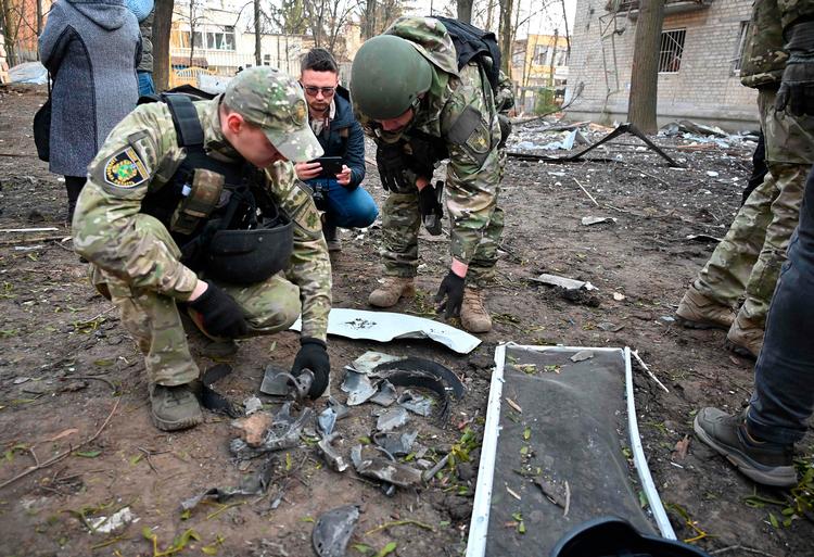 Politifolk undersøger fragmenter fra det, ukrainerne hævder, er en ny slags præcisionsbombe, efter at en beboelsesejendom i Kharkiv blev ramt i et russisk luftangreb, der kostede mindst én person livet og sårede 19 andre. Foto: Sergey Bobok/Ritzau Scanpix