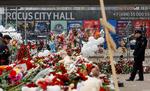 Der er godt fyldt op med blomster foran koncertsalen Crocus City Hall, der fredag aften blev ramt af et terrorangreb, som foreløbig har kostet 143 mennesker livet. Foto: Evgenia Novozhenina/Ritzau Scanpix