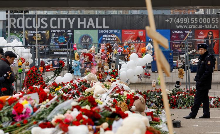 Der er godt fyldt op med blomster foran koncertsalen Crocus City Hall, der fredag aften blev ramt af et terrorangreb, som foreløbig har kostet 143 mennesker livet. Foto: Evgenia Novozhenina/Ritzau Scanpix