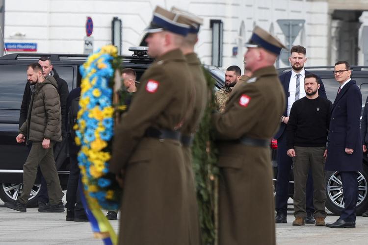 Ukraines præsident Volodymyr Zelenskyj og Polens tidligere regeringschef, Mateusz Morawiecki, under en markering for de polske soldater. Nu har begge lande – især Polen – fået noget af en hovedpine. Foto: Kacper Pempel/Ritzau Scanpix