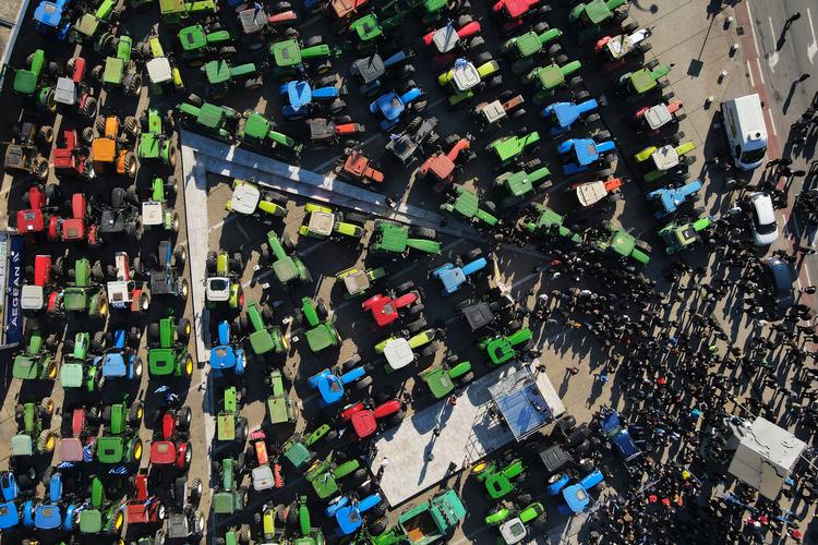 Vrede landmænd parkerede deres traktorer uden for en landbrugsmesse i den græske havneby Thessaloniki i februar. Foto: Giannis Papanikos/Ritzau Scanpix