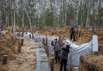Ukrainske arbejdere har travlt med at bygge nye forsvarslinjer bag frontlinjerne. Her er der gang i et omfattende system af skyttegrav ved Chernihiv tæt på den russiske grænse i Nordøst Ukraine.

 Foto: Gleb Garanich/Ritzau Scanpix