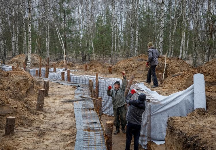 Ukrainske arbejdere har travlt med at bygge nye forsvarslinjer bag frontlinjerne. Her er der gang i et omfattende system af skyttegrav ved Chernihiv tæt på den russiske grænse i Nordøst Ukraine.

 Foto: Gleb Garanich/Ritzau Scanpix