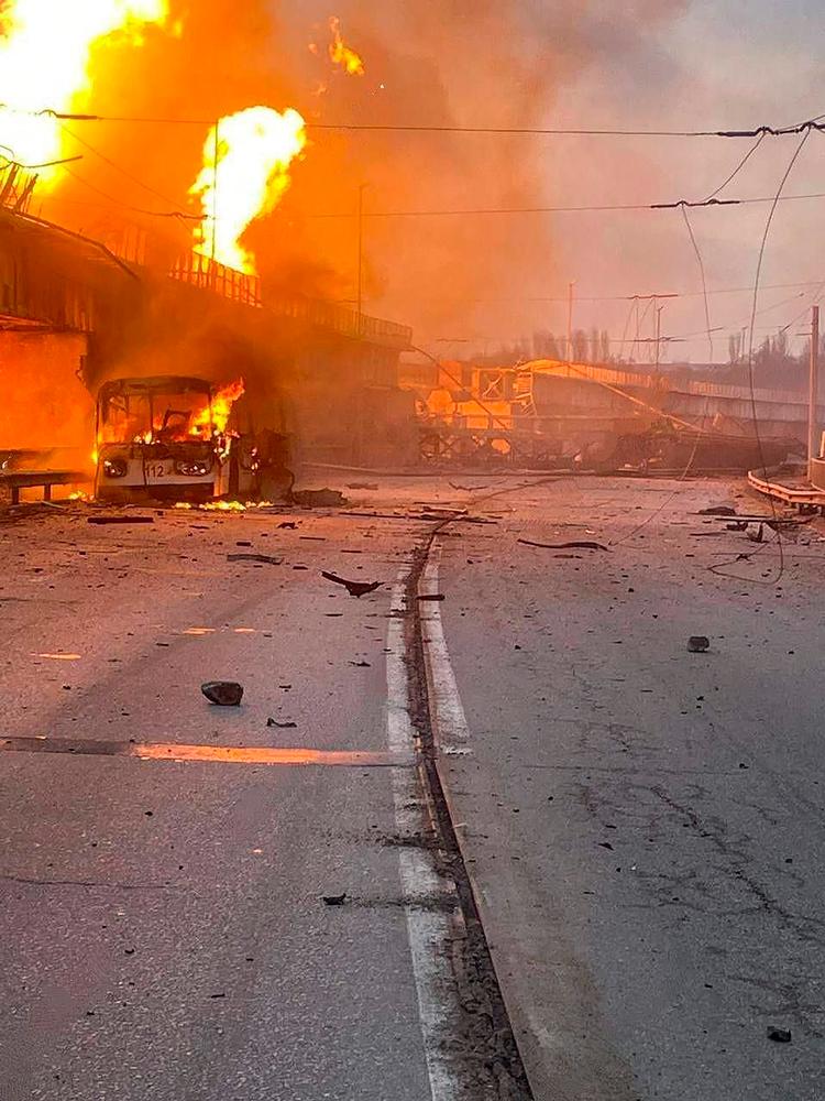 Flere kraftværker er blevet ramt i russiske angreb på det seneste. Her er det en dæmning i Zaporizjzja. Foto: Handout/Ritzau Scanpix