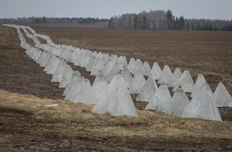 Dragetæner nær Tjernihiv skal forhindre russerne i at bryde igennem den ukrainske frontlinje. Ifølge Polens ministerpræsident, Donald Tusk, er sandsynligheden for, at krigen spreder sig fra Ukraine og længere ind i Europa dog større, end europæerne tror. Foto: Gleb Garanich/Ritzau Scanpix