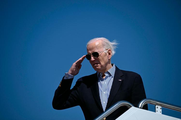 Hvis immigrationsbølgen fortsætter, øger det chancen for, at de gode tider for USA’s økonomi også fortsætter, men øger til gengæld risikoen for, at præsident Biden taber valget til november til Donald Trump.  Foto: Brendan Smialowski/Ritzau Scanpix