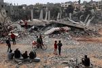 Fredag nat angreb israelske fly igen mål i byen Rafah. Israel har fortsat plan om en landoffensiv ind i området ved byen, hvor op mod 1,5 millioner civile har søgt tilflugt. Foto: Said Khatib/Ritzau Scanpix