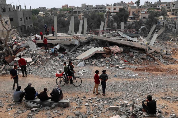 Fredag nat angreb israelske fly igen mål i byen Rafah. Israel har fortsat plan om en landoffensiv ind i området ved byen, hvor op mod 1,5 millioner civile har søgt tilflugt. Foto: Said Khatib/Ritzau Scanpix