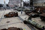 Ukrainerne har samlet og udstillet ødelagte russiske kampvogne og andre militære køretøjer midt i Kkyiv ved St. Michael katedral.   Foto: Martin Lehmann