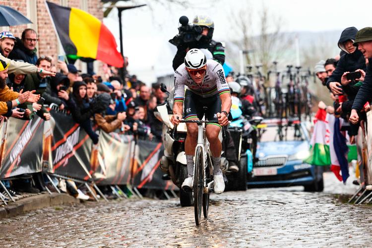  Mathieu van der Poel mestrede de glatte brosten bedre end nogen anden i feltet, og verdensmesteren vandt Flandern Rundt for tredje gang i karrieren - denne gang efter en mesterlig opvisning. Foto: David Pintens/Ritzau Scanpix