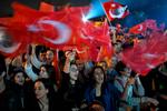 Tilhængere af oppositionspartiet Det Republikanske Folkeparti fejrer det, der ligner en valgsejr ved lokalvalget i Istanbul. Dog er alle stemmerne ikke talt op endnu. Foto: Yasin Akgul/Ritzau Scanpix
