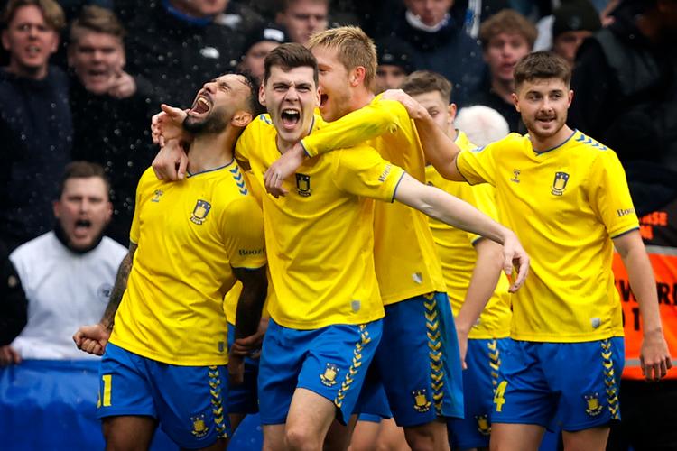 Brøndbys Sean Klaiber har scoret til 1-2 og jubler med blandt andre Jacob Rasmussen og Nicolai Vallys. Foto: Jens Dresling