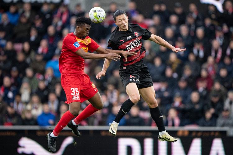 FCNs Adamo Nagalo i luften med FCMs Cho Gue-sung under superligakampen mellem FC Midtjylland og FC Nordsjælland i Herning. Foto: Bo Amstrup/Ritzau Scanpix