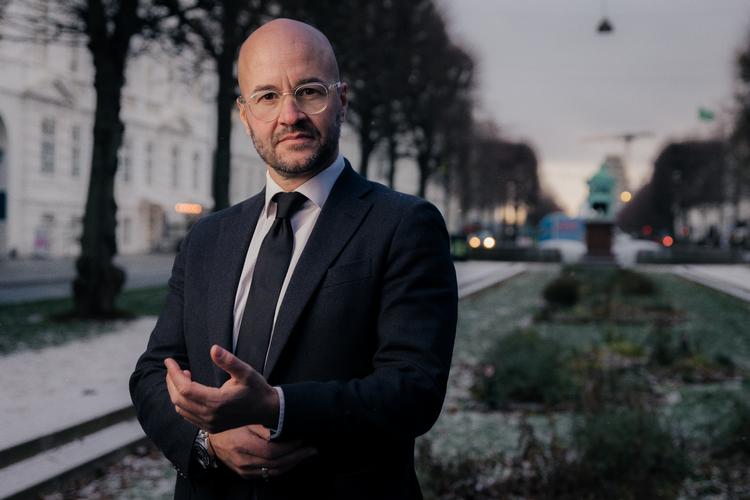 Jes Brinchmann Christensens baggrund er atypisk for en akademikertype med direktørtitler på cv’et. Og flere mener, at han er et atypisk valg som chef for Cepos. Selv ser han masser af mening.  Foto: Jakob Melgaard 