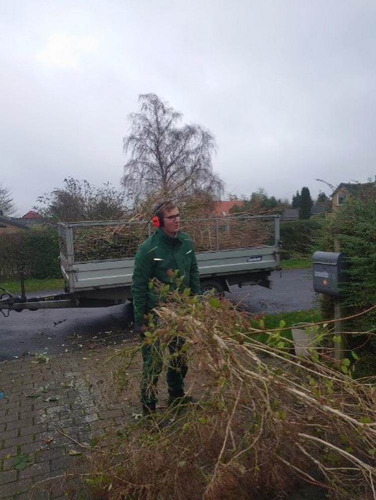 21-årige Christian Storm er tidligere FGU-elev på erhvervsgrunduddannelsen (egu).  Nu er han fortsat i Ny mesterlære som anlægsgartner i samme virksomhed, hvor han også var i praktik. Privatfoto. 