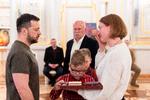 Volodymyr Zelenskyj overrækker 'Den gyldne stjerne'-orden til efterladte efter dræbte ukrainske soldater. Begivenheden fandt sted mandag i Kyiv.  Foto: Handout/Ritzau Scanpix