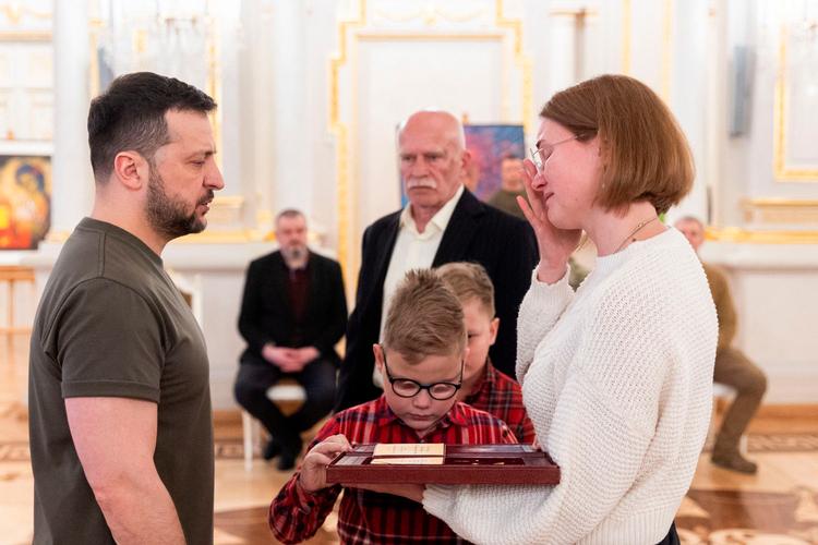 Volodymyr Zelenskyj overrækker 'Den gyldne stjerne'-orden til efterladte efter dræbte ukrainske soldater. Begivenheden fandt sted mandag i Kyiv.  Foto: Handout/Ritzau Scanpix