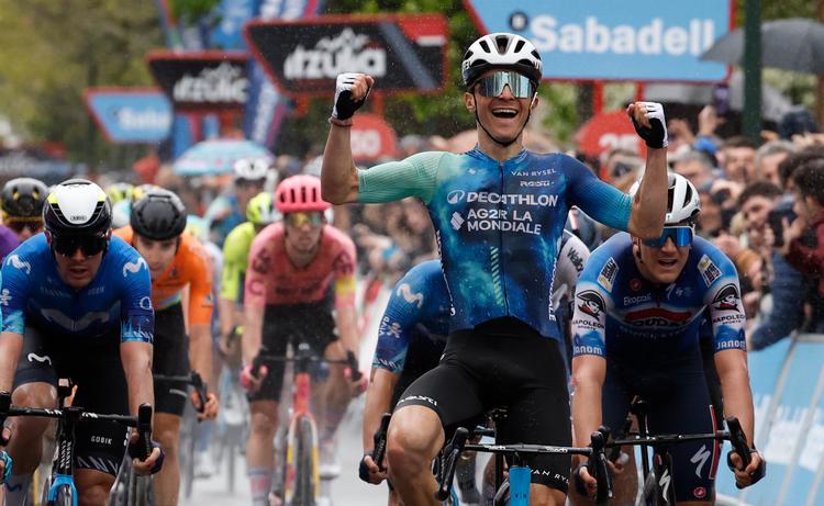 Paul Lapeira fra AG2R) vandt den hidtil største sejr i karrieren, da den 23-årige franskmand var hurtigste mand på stregen på 2. etape af Baskerlandet Rundt. Foto: Juan Herrero/Ritzau Scanpix